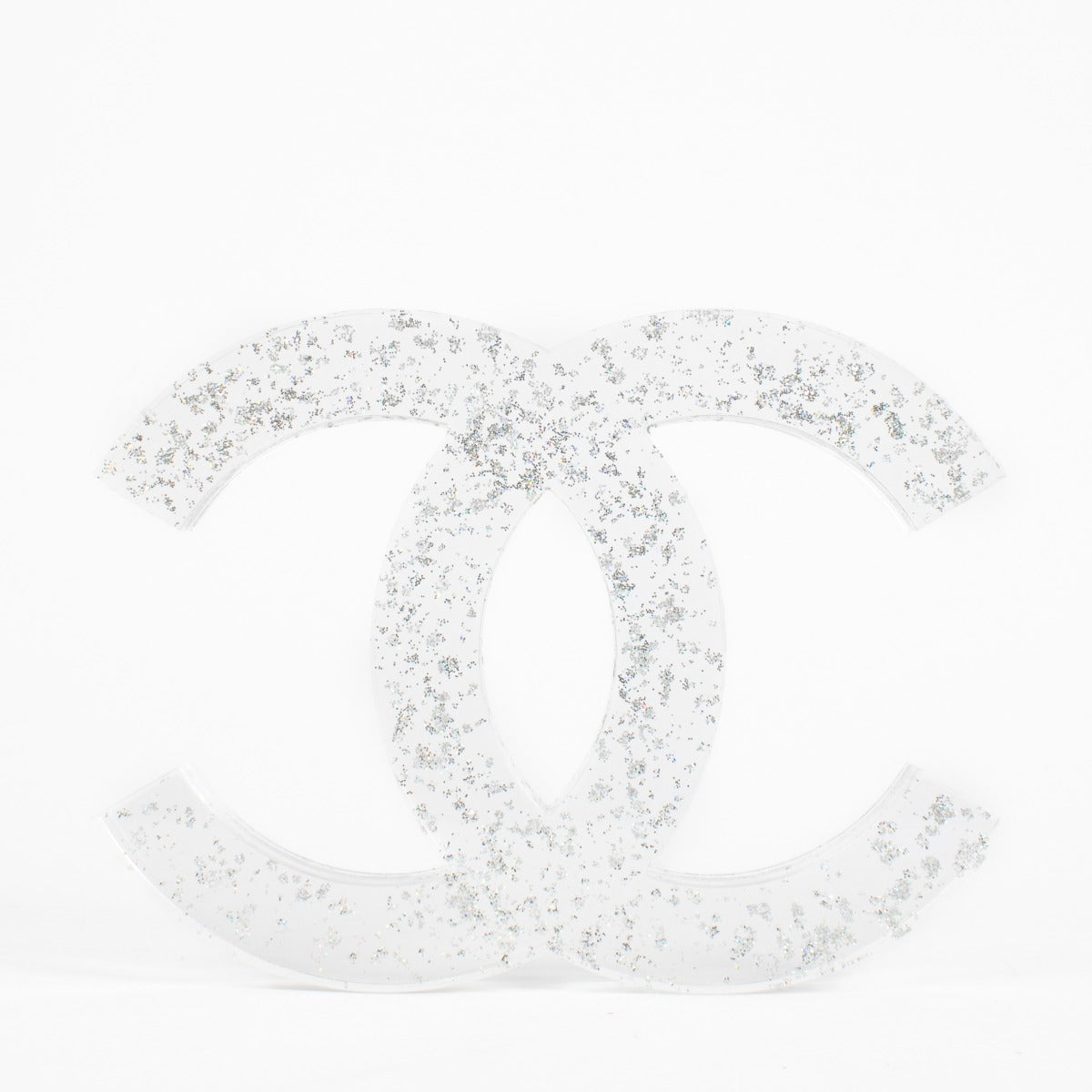 Sculpture en acrylique Chanel avec logo CC transparent à paillettes