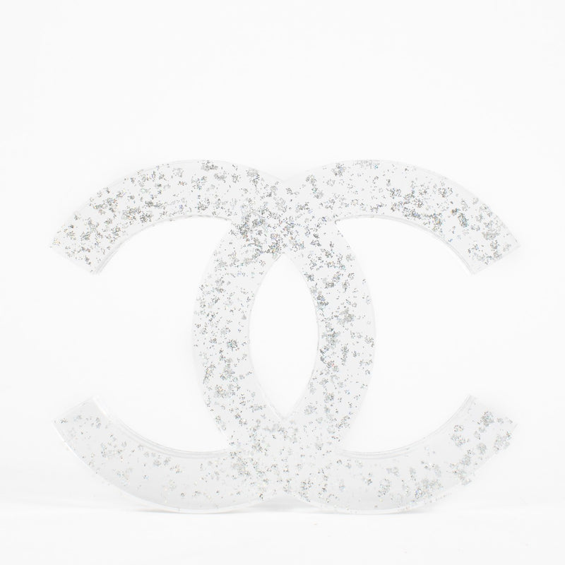 Sculpture en acrylique Chanel avec logo CC transparent à paillettes
