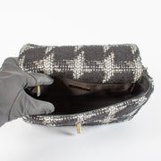Shop safe online at Labellov in Antwerp, Brussels and Knokke this 100% authentic second hand Chanel Black and White Tweed Small 19. Veilig online tweedehands Chanel Black and White Tweed Small 19 handtas kopen bij Labellov.