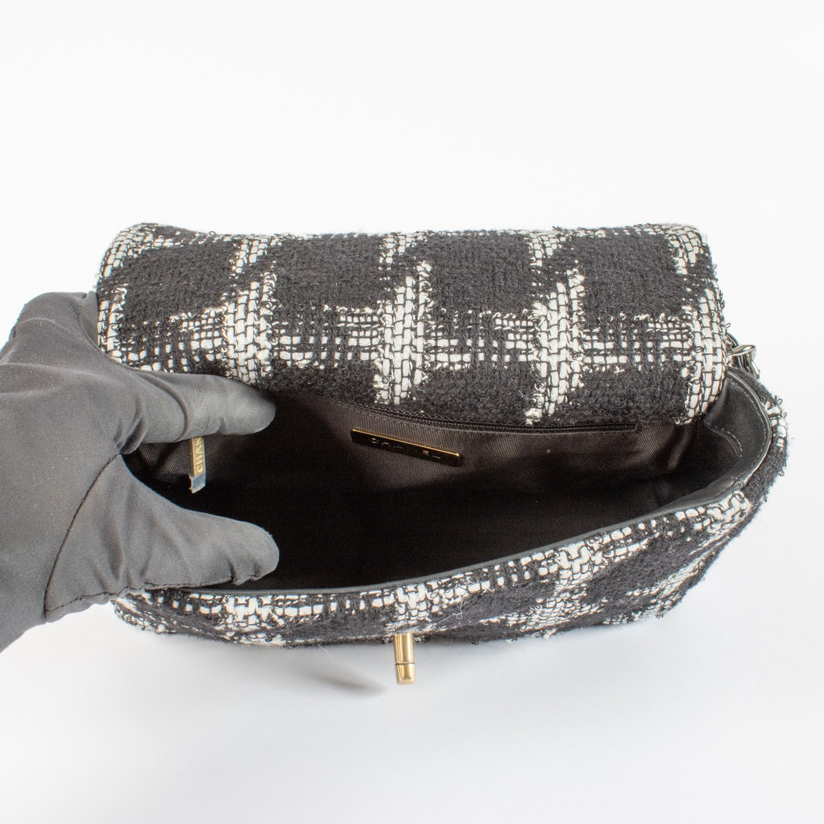 Shop safe online at Labellov in Antwerp, Brussels and Knokke this 100% authentic second hand Chanel Black and White Tweed Small 19. Veilig online tweedehands Chanel Black and White Tweed Small 19 handtas kopen bij Labellov.
