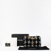 Shop safe online at Labellov in Antwerp, Brussels and Knokke this 100% authentic second hand Chanel Black and White Tweed Small 19. Veilig online tweedehands Chanel Black and White Tweed Small 19 handtas kopen bij Labellov.