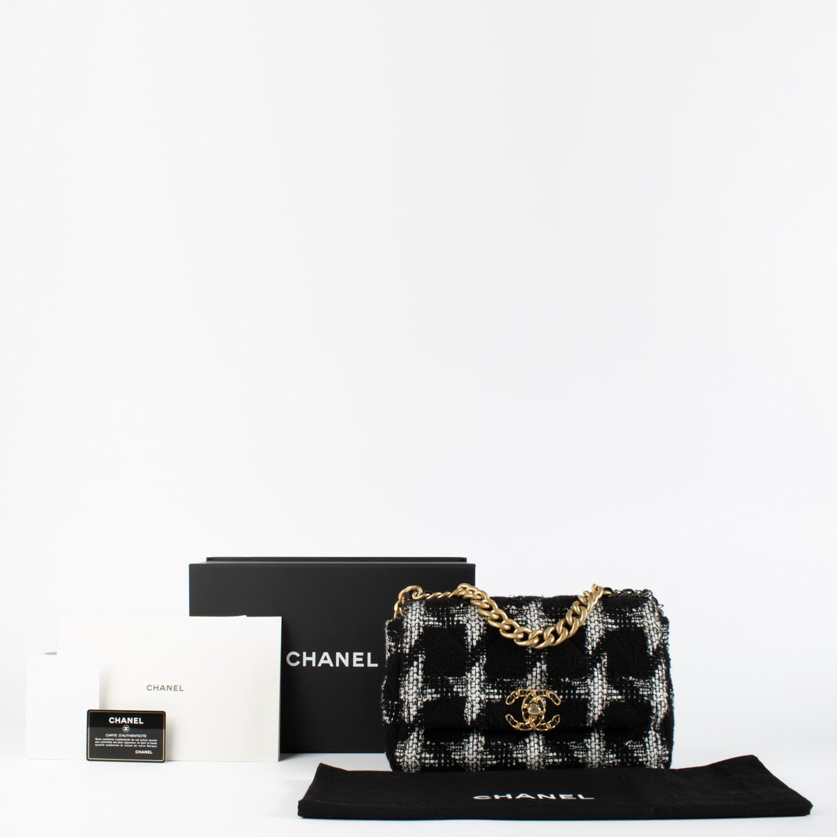 Shop safe online at Labellov in Antwerp, Brussels and Knokke this 100% authentic second hand Chanel Black and White Tweed Small 19. Veilig online tweedehands Chanel Black and White Tweed Small 19 handtas kopen bij Labellov.