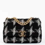 Shop safe online at Labellov in Antwerp, Brussels and Knokke this 100% authentic second hand Chanel Black and White Tweed Small 19. Veilig online tweedehands Chanel Black and White Tweed Small 19 handtas kopen bij Labellov.
