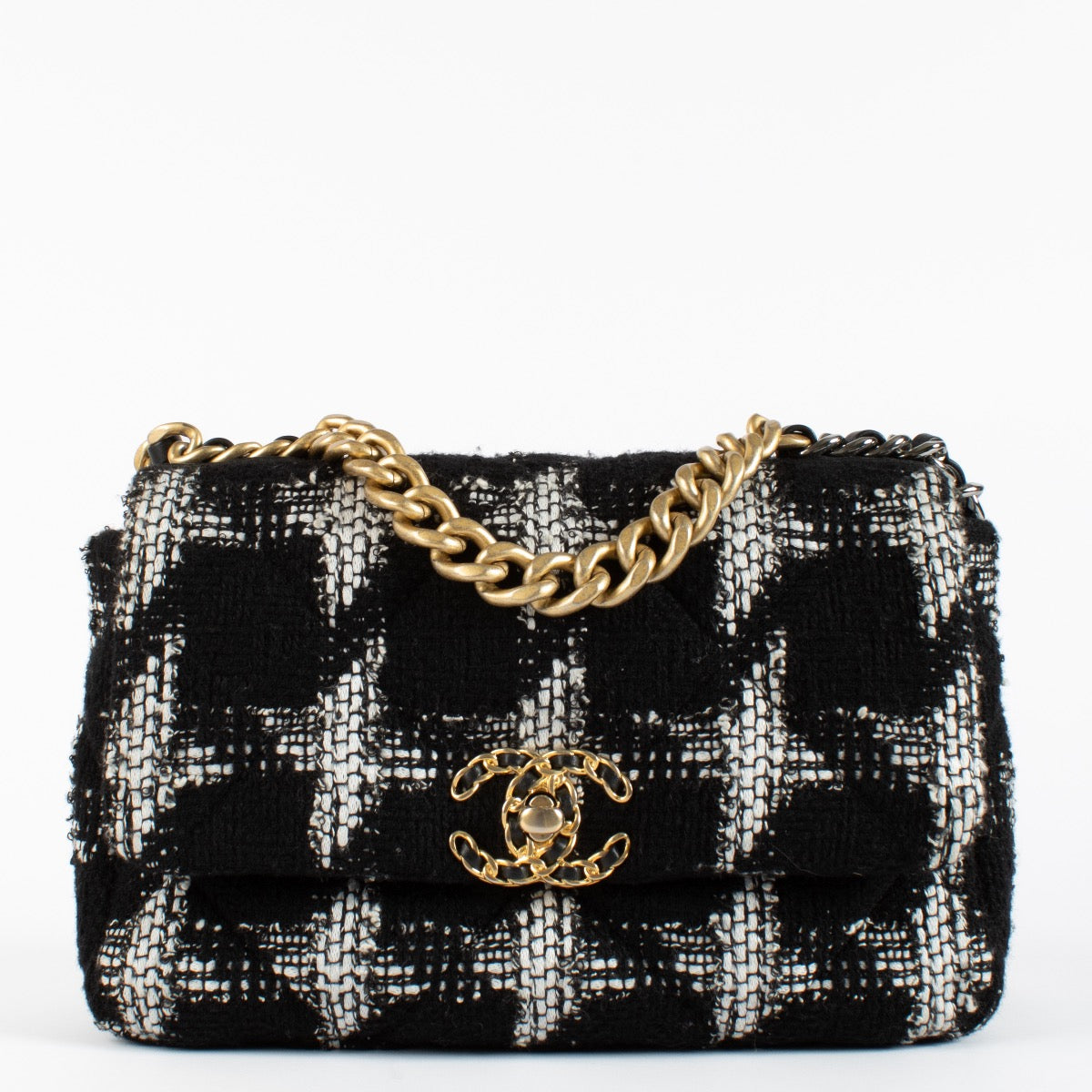 Shop safe online at Labellov in Antwerp, Brussels and Knokke this 100% authentic second hand Chanel Black and White Tweed Small 19. Veilig online tweedehands Chanel Black and White Tweed Small 19 handtas kopen bij Labellov.