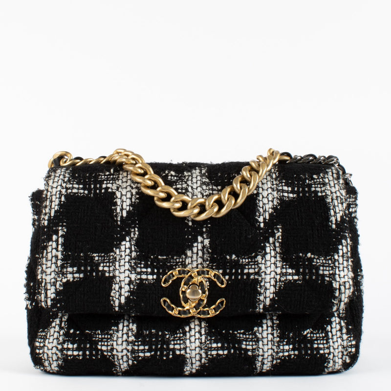 Shop safe online at Labellov in Antwerp, Brussels and Knokke this 100% authentic second hand Chanel Black and White Tweed Small 19. Veilig online tweedehands Chanel Black and White Tweed Small 19 handtas kopen bij Labellov.