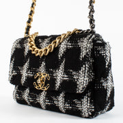Shop safe online at Labellov in Antwerp, Brussels and Knokke this 100% authentic second hand Chanel Black and White Tweed Small 19. Veilig online tweedehands Chanel Black and White Tweed Small 19 handtas kopen bij Labellov.