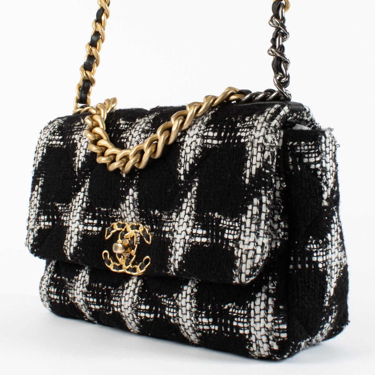Shop safe online at Labellov in Antwerp, Brussels and Knokke this 100% authentic second hand Chanel Black and White Tweed Small 19. Veilig online tweedehands Chanel Black and White Tweed Small 19 handtas kopen bij Labellov.
