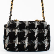 Shop safe online at Labellov in Antwerp, Brussels and Knokke this 100% authentic second hand Chanel Black and White Tweed Small 19. Veilig online tweedehands Chanel Black and White Tweed Small 19 handtas kopen bij Labellov.