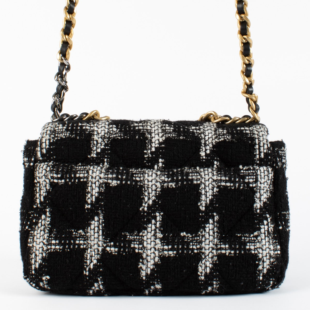 Shop safe online at Labellov in Antwerp, Brussels and Knokke this 100% authentic second hand Chanel Black and White Tweed Small 19. Veilig online tweedehands Chanel Black and White Tweed Small 19 handtas kopen bij Labellov.