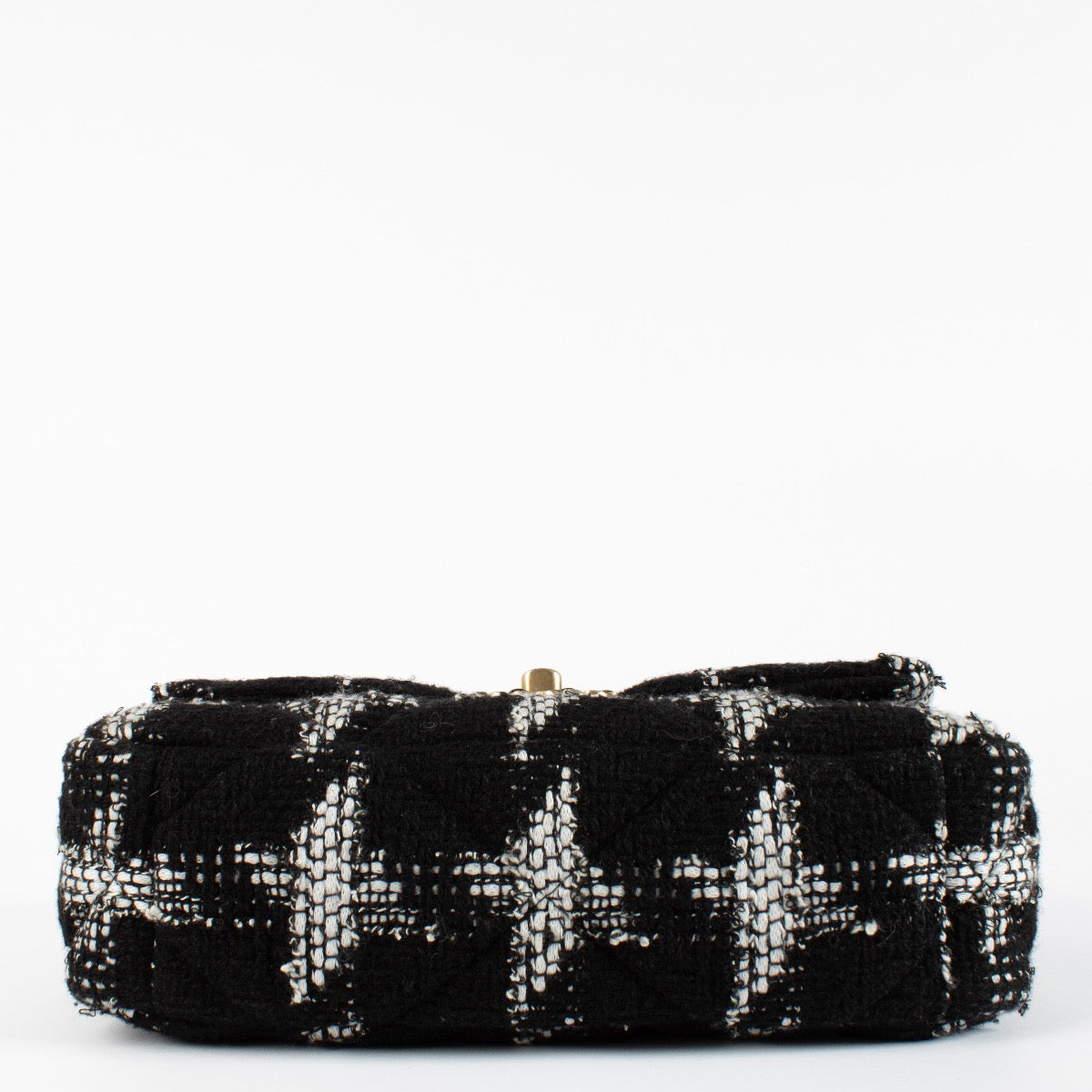 Shop safe online at Labellov in Antwerp, Brussels and Knokke this 100% authentic second hand Chanel Black and White Tweed Small 19. Veilig online tweedehands Chanel Black and White Tweed Small 19 handtas kopen bij Labellov.