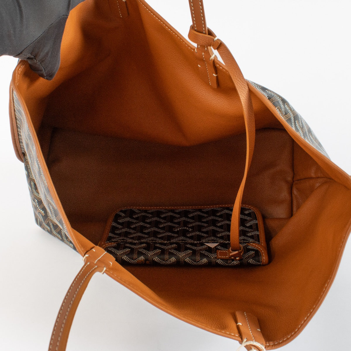 Shop safe online at Labellov in Antwerp, Brussels and Knokke this 100% authentic second hand Goyard Cognac Goyardine Canvas Small Anjou Tote. Veilig online tweedehands authentieke Goyard Cognac Goyardine Canvas Small Anjou Tote kopen bij Labellov.