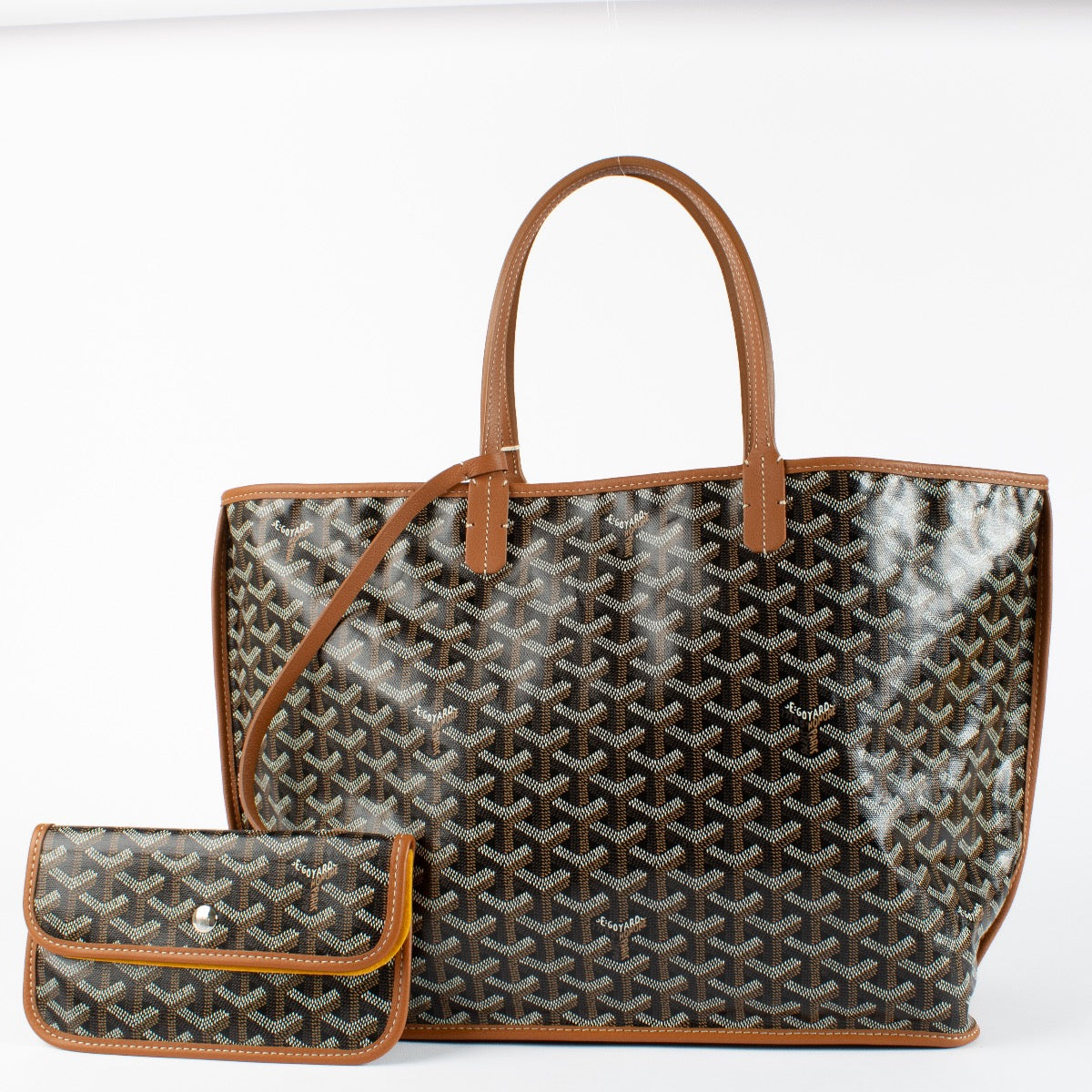 Shop safe online at Labellov in Antwerp, Brussels and Knokke this 100% authentic second hand Goyard Cognac Goyardine Canvas Small Anjou Tote. Veilig online tweedehands authentieke Goyard Cognac Goyardine Canvas Small Anjou Tote kopen bij Labellov.