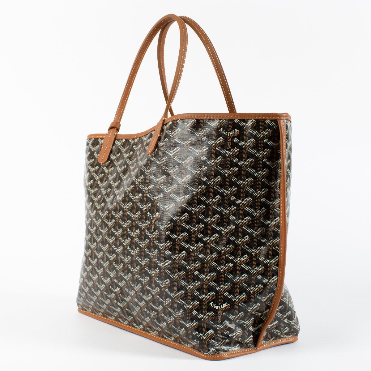 Shop safe online at Labellov in Antwerp, Brussels and Knokke this 100% authentic second hand Goyard Cognac Goyardine Canvas Small Anjou Tote. Veilig online tweedehands authentieke Goyard Cognac Goyardine Canvas Small Anjou Tote kopen bij Labellov.