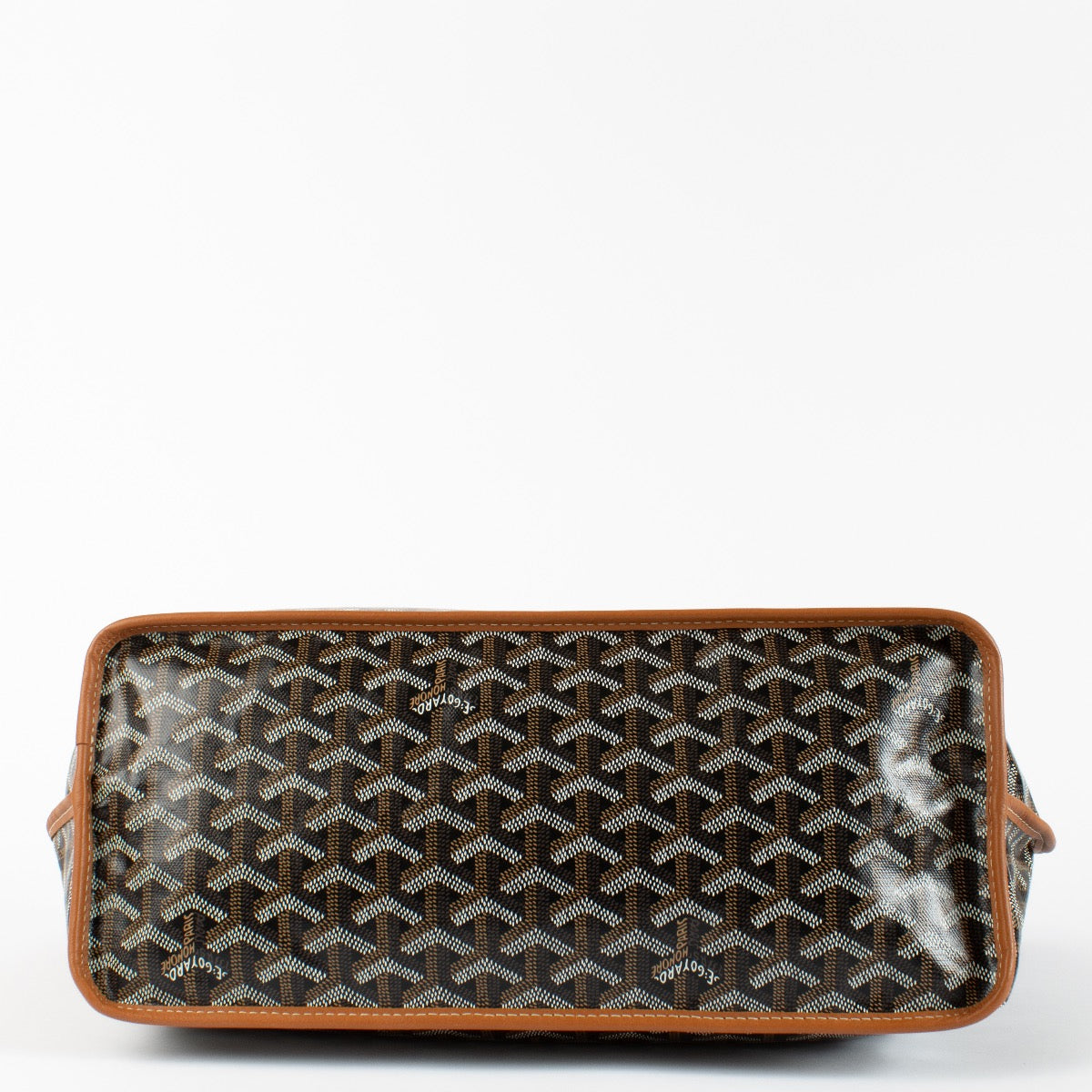 Shop safe online at Labellov in Antwerp, Brussels and Knokke this 100% authentic second hand Goyard Cognac Goyardine Canvas Small Anjou Tote. Veilig online tweedehands authentieke Goyard Cognac Goyardine Canvas Small Anjou Tote kopen bij Labellov.