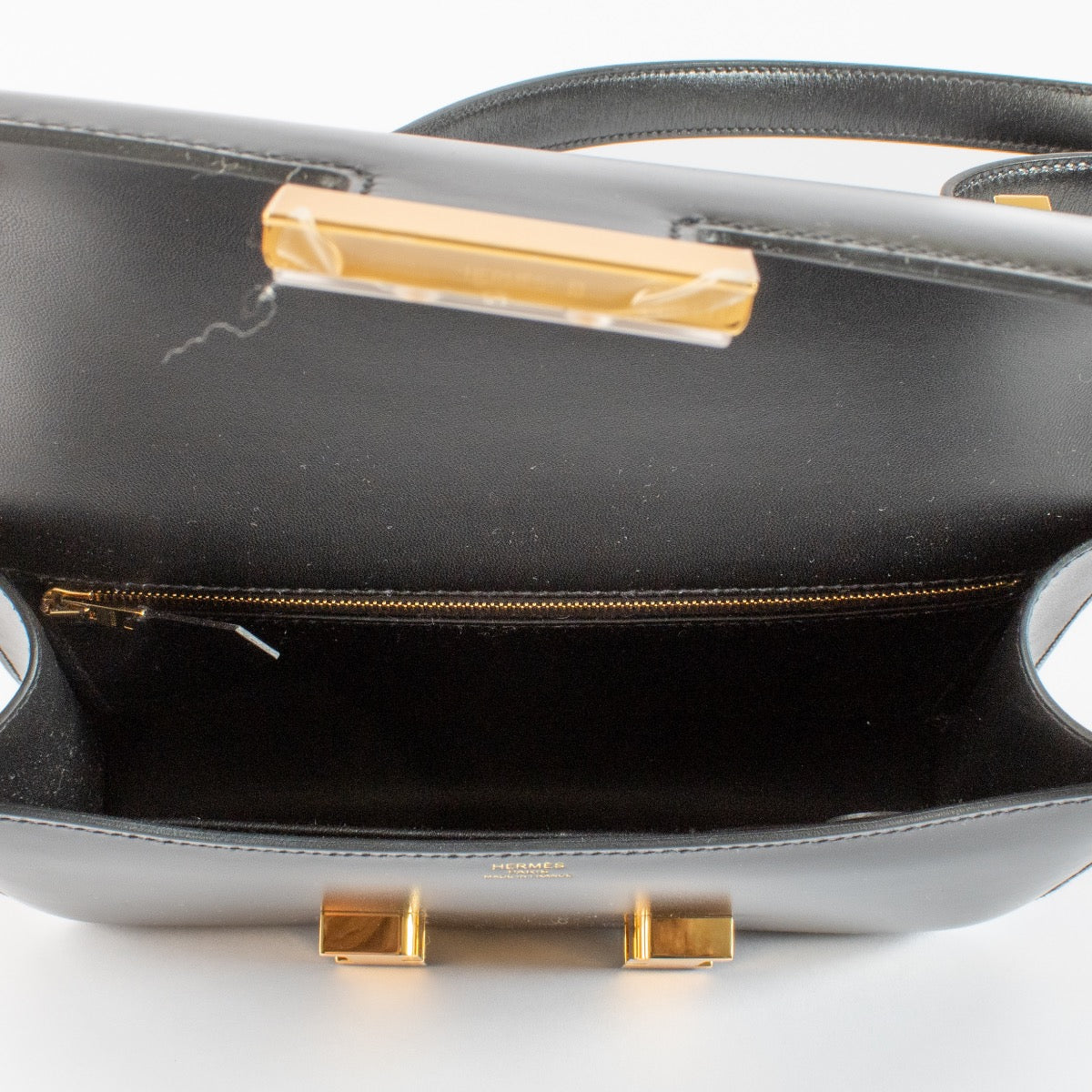 Shop safe online at labellov in Antwerp, Brussels and KNokke this 100% authentic second hand Hermès Black Box Constance 24 GHW. Veilig online tweedehands authentieke Hermès Black Box Constance 24 GHW handtas bij Labellov