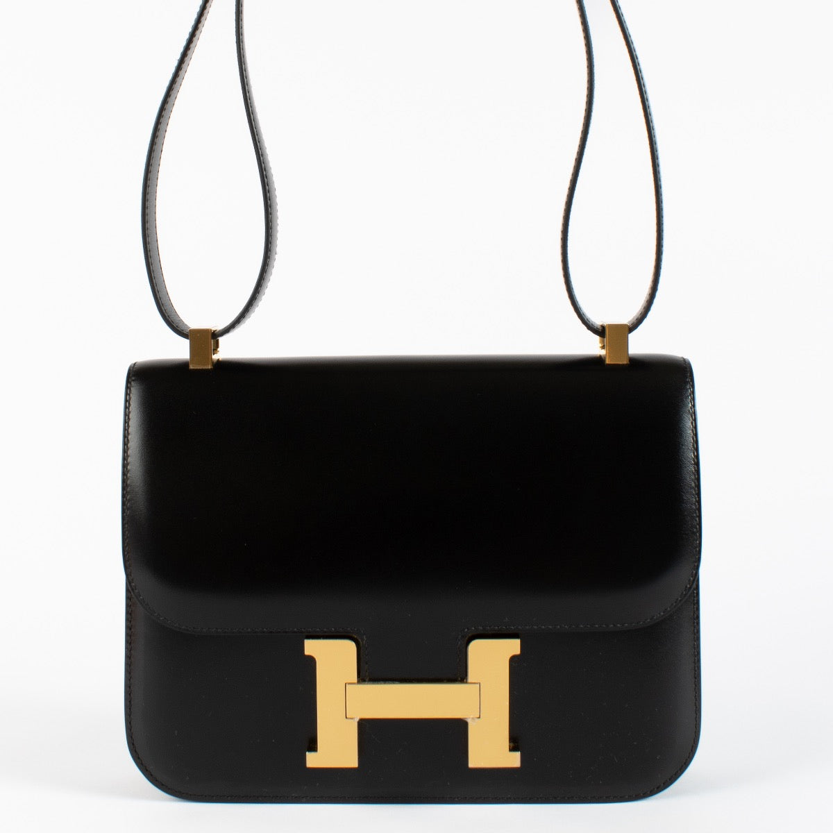 Shop safe online at labellov in Antwerp, Brussels and KNokke this 100% authentic second hand Hermès Black Box Constance 24 GHW. Veilig online tweedehands authentieke Hermès Black Box Constance 24 GHW handtas bij Labellov