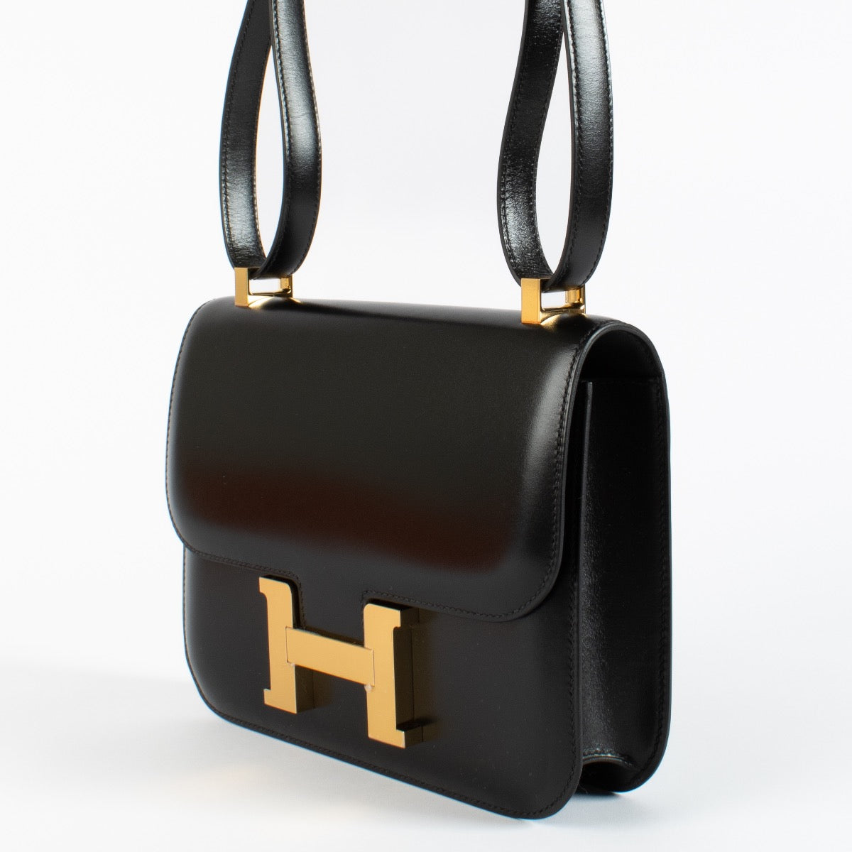 Shop safe online at labellov in Antwerp, Brussels and KNokke this 100% authentic second hand Hermès Black Box Constance 24 GHW. Veilig online tweedehands authentieke Hermès Black Box Constance 24 GHW handtas bij Labellov