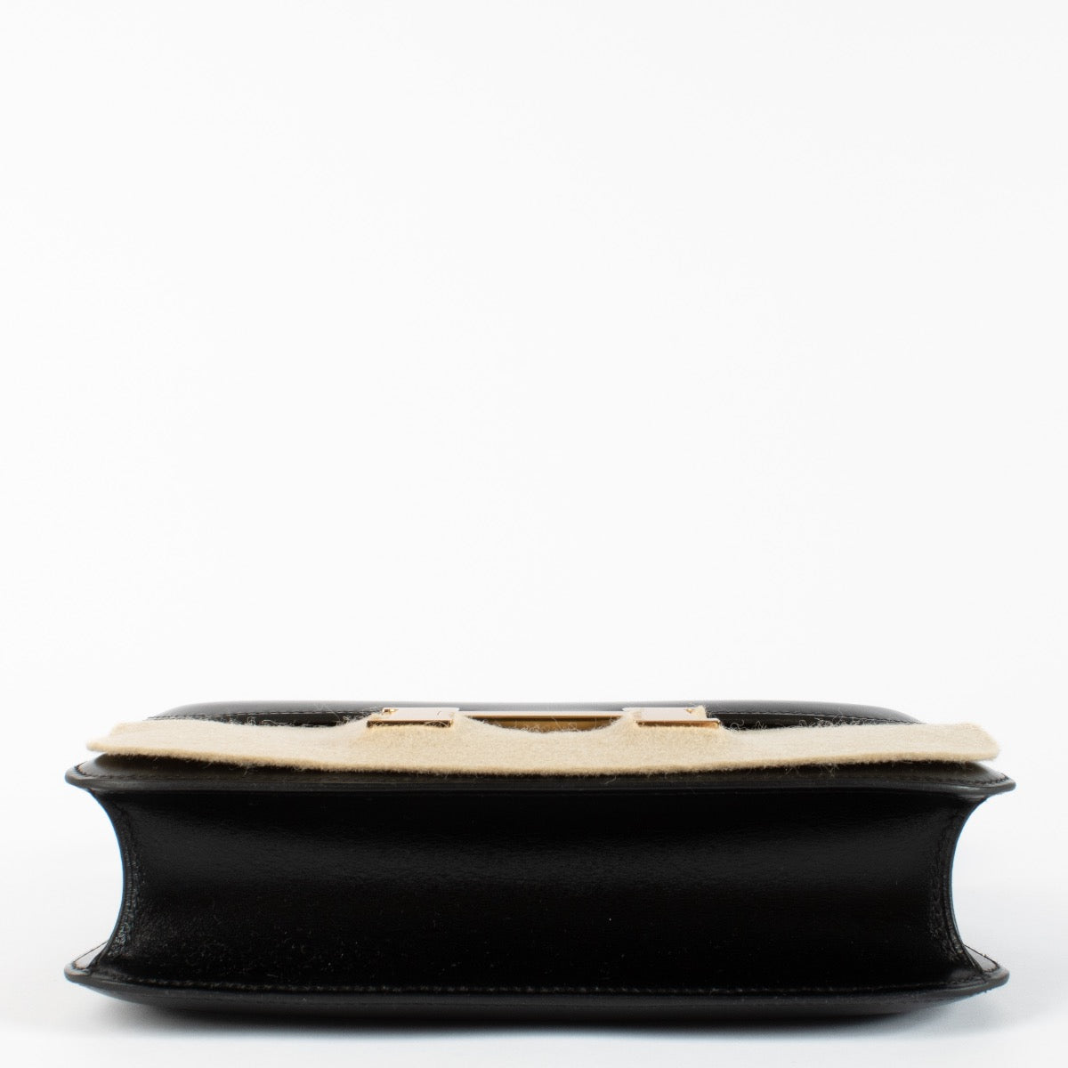 Shop safe online at labellov in Antwerp, Brussels and KNokke this 100% authentic second hand Hermès Black Box Constance 24 GHW. Veilig online tweedehands authentieke Hermès Black Box Constance 24 GHW handtas bij Labellov