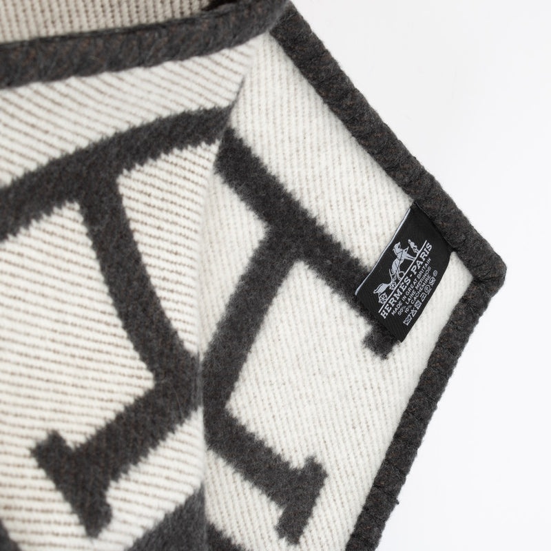 authentic preloved Hermès Avalon Throw Blanket in Gris Foncé / Écru on Labellov.com