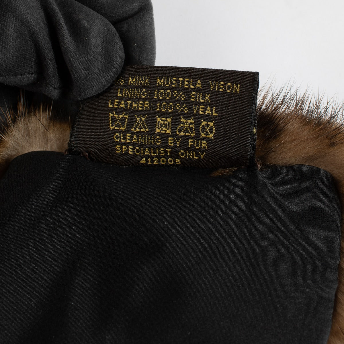Authentic pre-loved Louis Vuitton Brown Damier Mink Fur Collar on Labellov.com