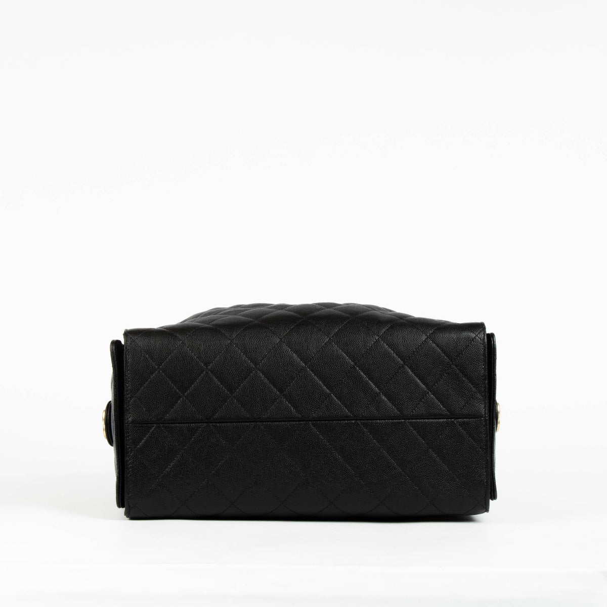 Shop safe online at Labellov in Antwerp, Brussels and Knokke this 100% authentic second hand Chanel Black Caviar Medium Chanel 25 Bag. Veilig online tweedehands authentiek Chanel Black Caviar Medium Chanel 25 Bag handtas kopen bij Labellov.