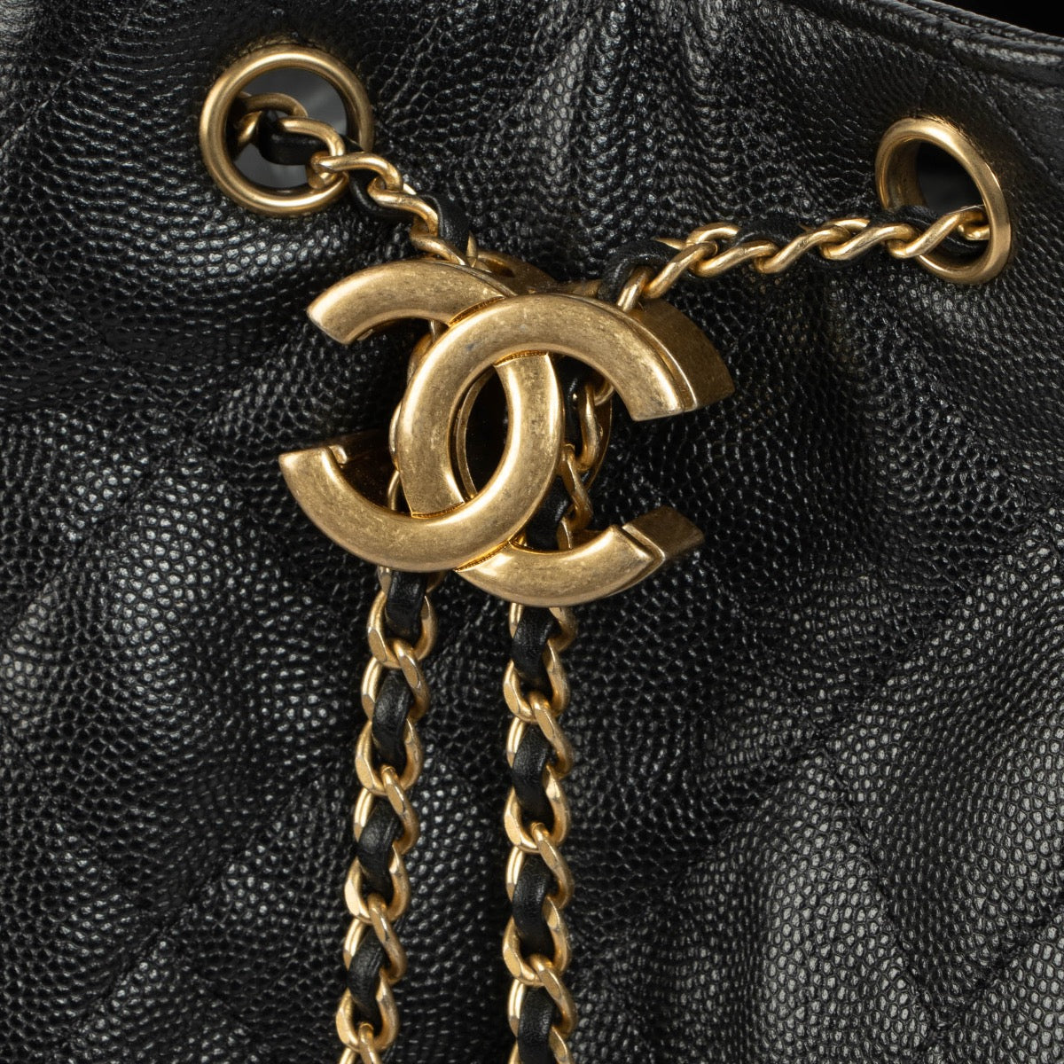 Shop safe online at Labellov in Antwerp, Brussels and Knokke this 100% authentic second hand Chanel Black Caviar Medium Chanel 25 Bag. Veilig online tweedehands authentiek Chanel Black Caviar Medium Chanel 25 Bag handtas kopen bij Labellov.