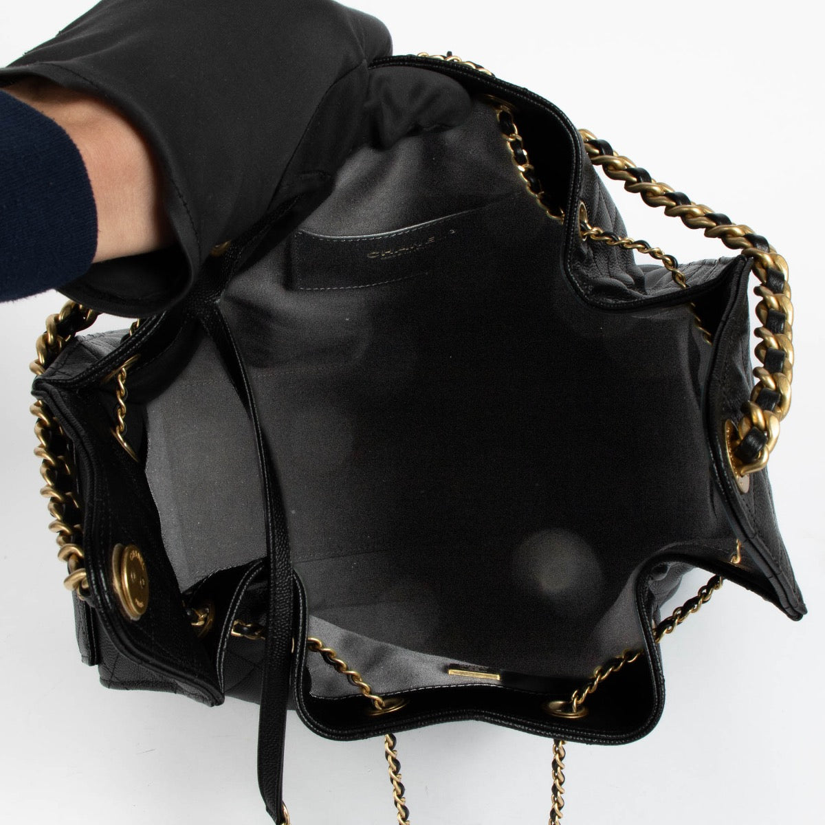 Shop safe online at Labellov in Antwerp, Brussels and Knokke this 100% authentic second hand Chanel Black Caviar Medium Chanel 25 Bag. Veilig online tweedehands authentiek Chanel Black Caviar Medium Chanel 25 Bag handtas kopen bij Labellov.
