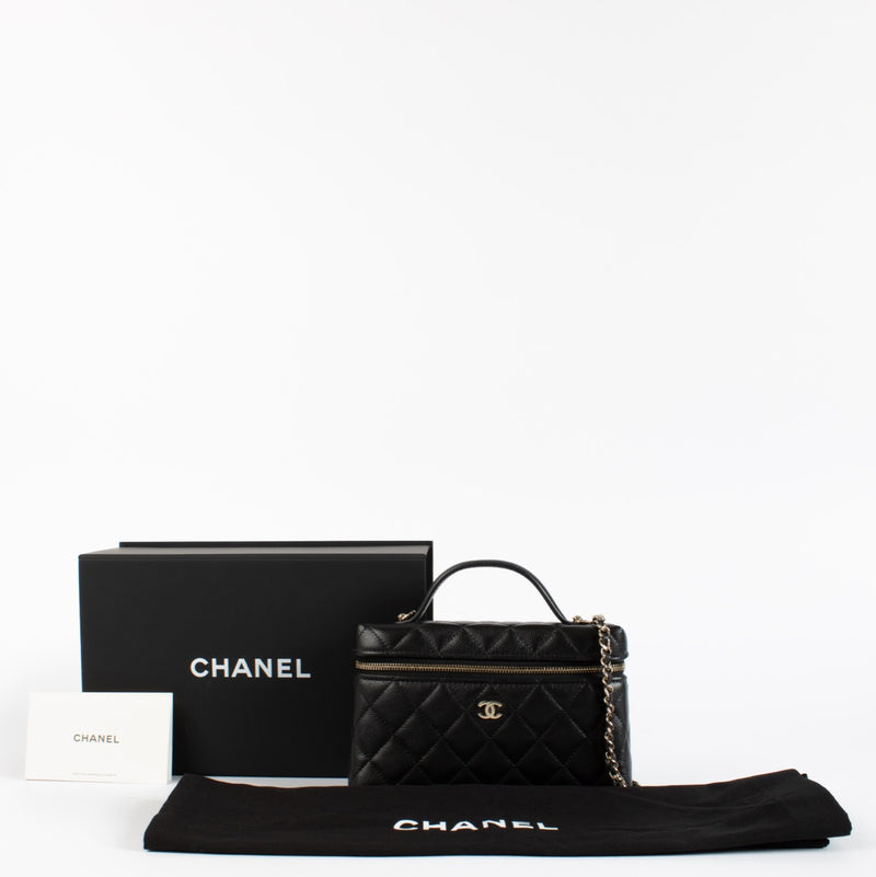 Shop safe online at Labellov in Antwerp, Brussels and Knokke this 100% authentic second hand Chanel Black Caviar Leather Vanity Chain Bag
