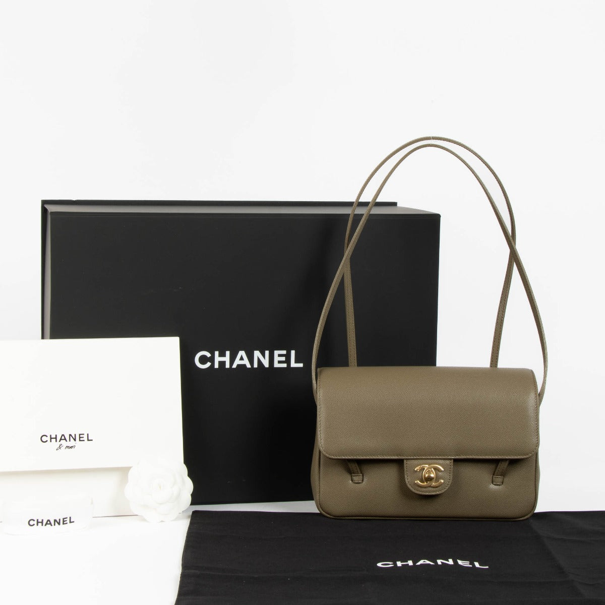 Sac à rabat Chanel Preppy Coco en Caviar kaki, petite taille