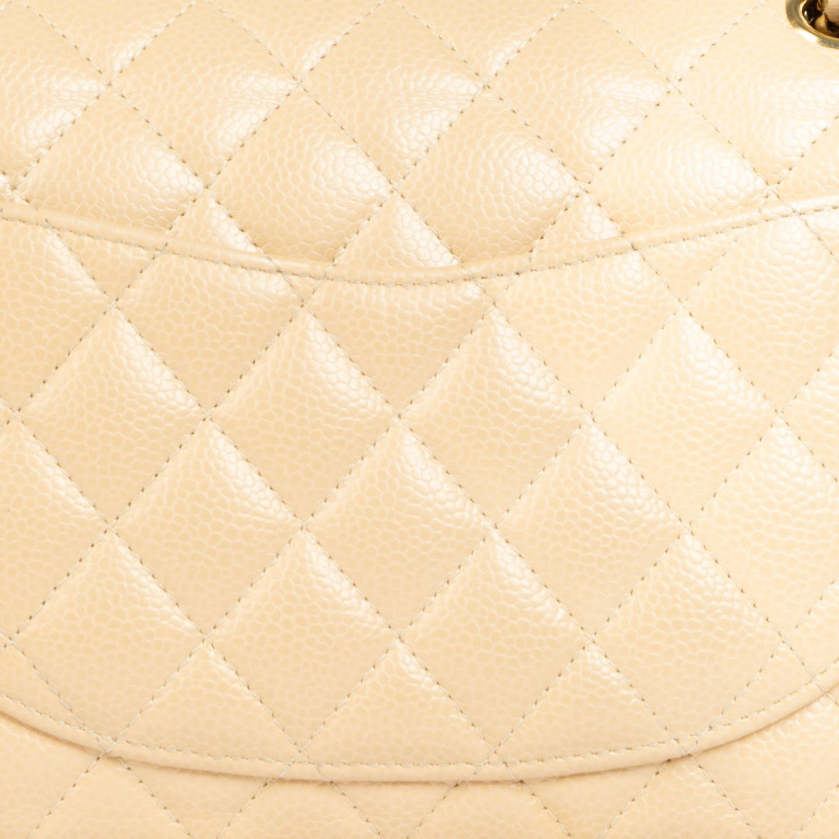 Sac classique Chanel beige caviar petit modèle