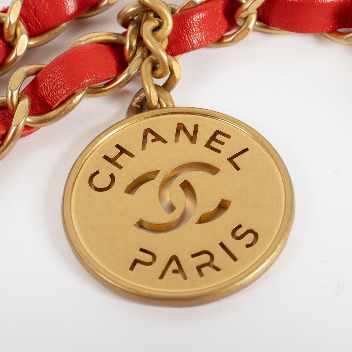 Shop safe online at Labellov in Antwerp, Brussels and Knokke this 100% authentic second hand Chanel Bright Red Small Chanel 22