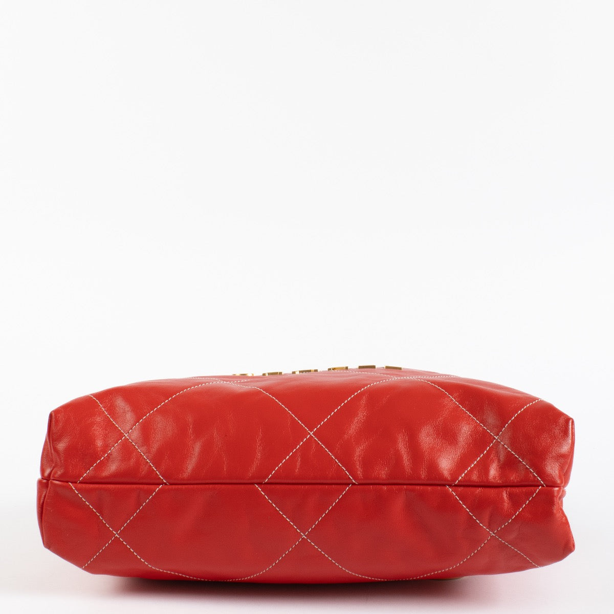 Shop safe online at Labellov in Antwerp, Brussels and Knokke this 100% authentic second hand Chanel Bright Red Small Chanel 22