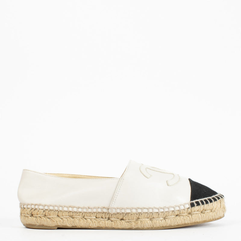 Chanel white leather espadrilles with black cap toe and jute sole in size 39 at Labellov.com