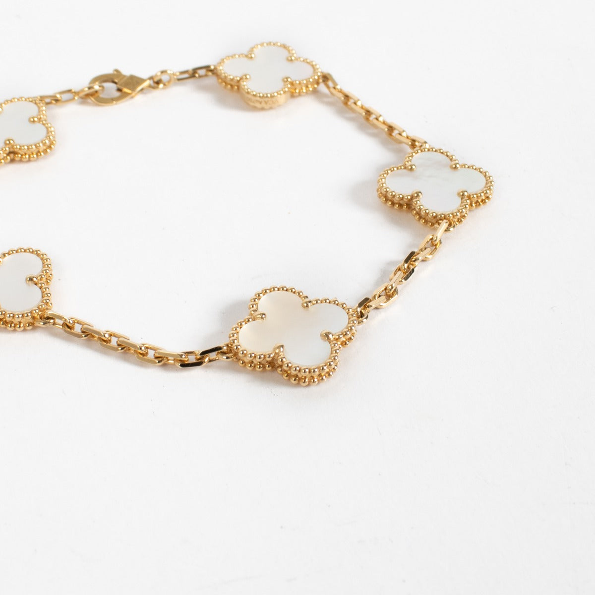 Authentic second-hand Van Cleef & Arpels Yellow Gold/Mother of Pearls Bracelet on labellov.com