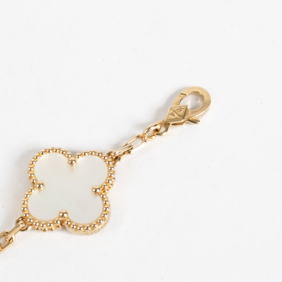 Authentic second-hand Van Cleef & Arpels Yellow Gold/Mother of Pearls Bracelet on labellov.com