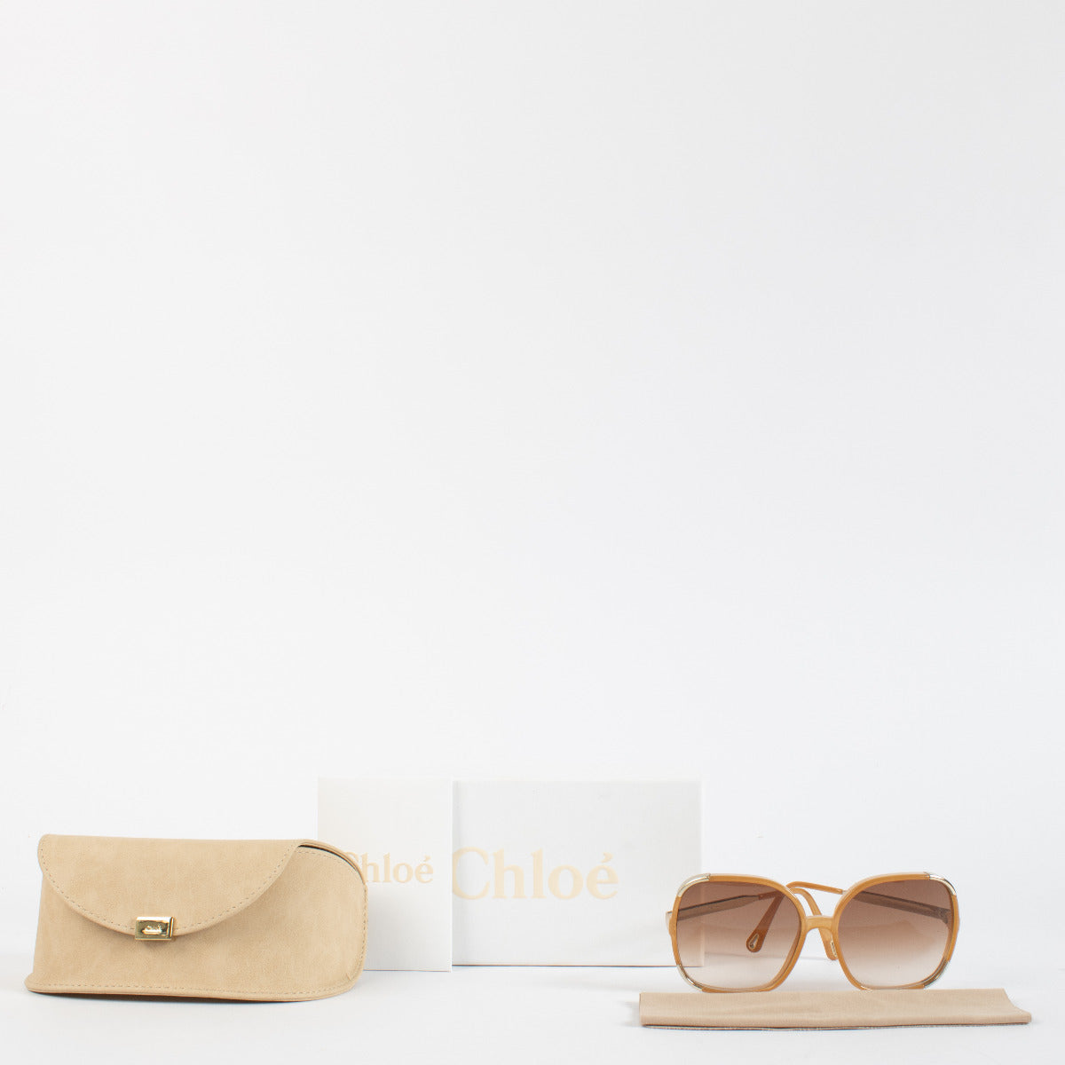 nfused with the feminine fluidity and retro charm synonymous with the house of Chloé, the Beige Myrte Square Sunglasses are an effortlessly chic addition to your eyewear collection. Crafted with oversized square frames in a warm, honey-beige acetate, thes