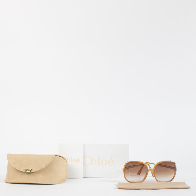 nfused with the feminine fluidity and retro charm synonymous with the house of Chloé, the Beige Myrte Square Sunglasses are an effortlessly chic addition to your eyewear collection. Crafted with oversized square frames in a warm, honey-beige acetate, thes