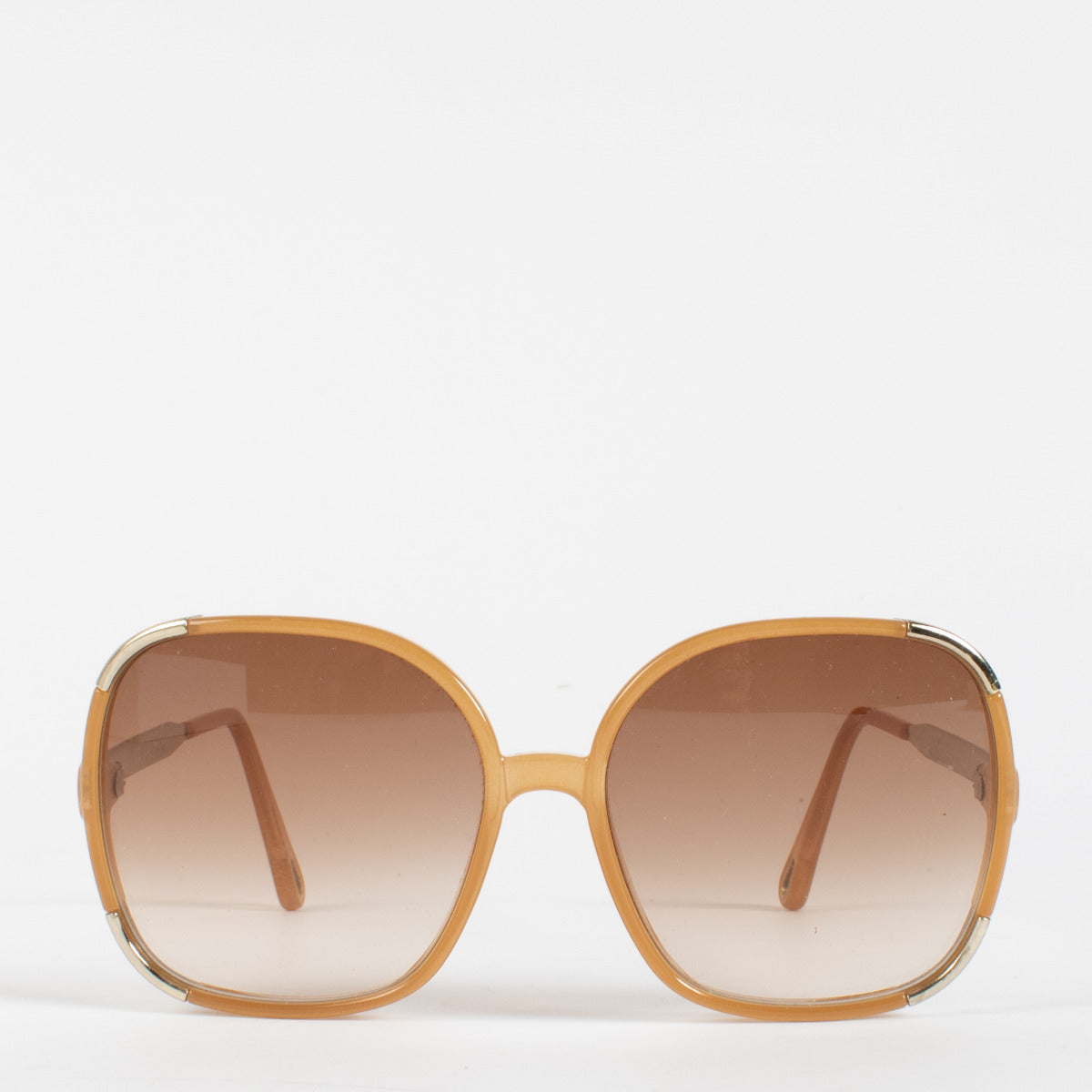nfused with the feminine fluidity and retro charm synonymous with the house of Chloé, the Beige Myrte Square Sunglasses are an effortlessly chic addition to your eyewear collection. Crafted with oversized square frames in a warm, honey-beige acetate, thes