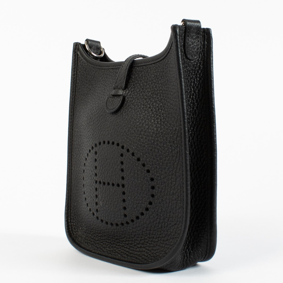 Authentic pre-loved Hermès Evelyne 16 Amazone Black Clemence on Labellov.com
