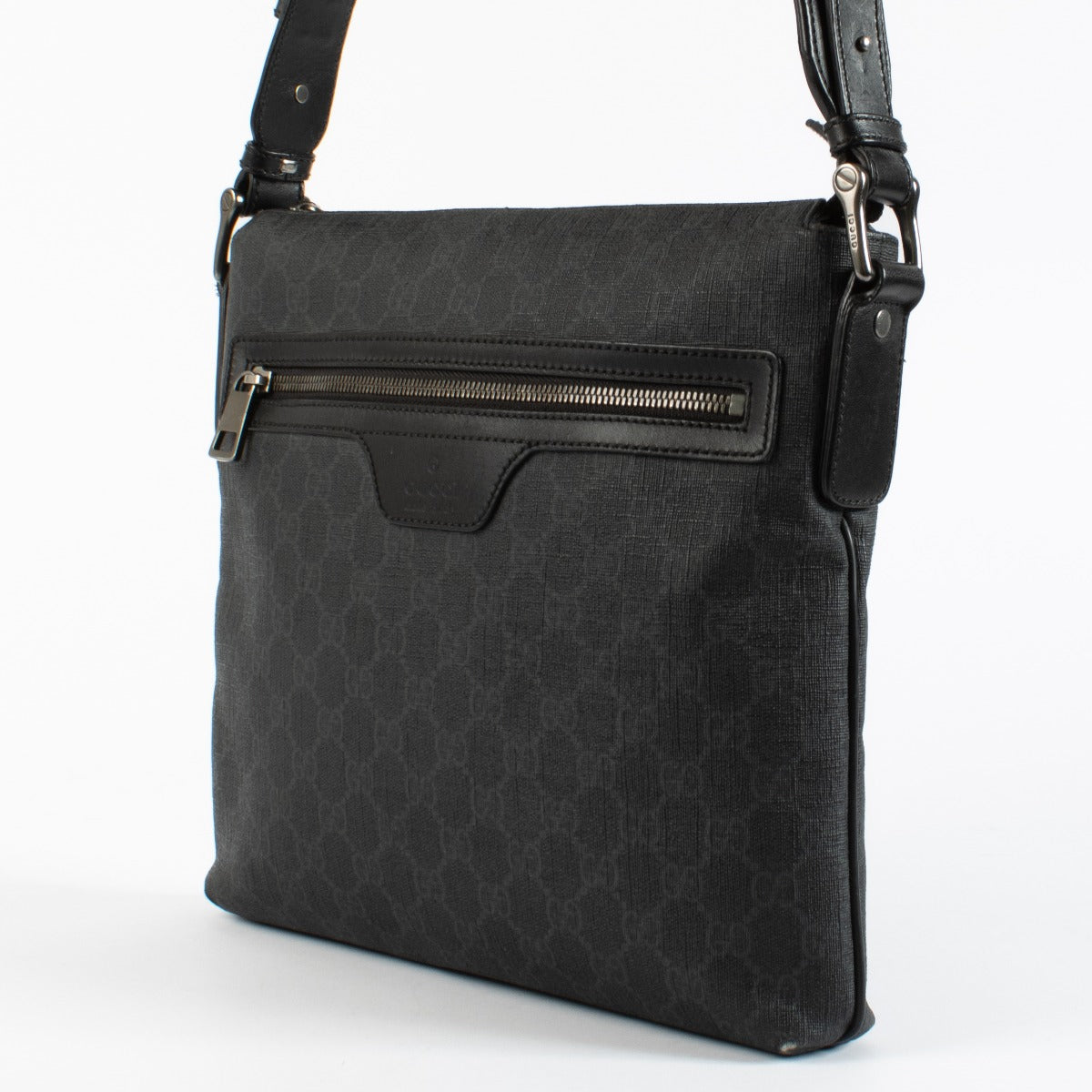 authentic preloved Gucci Black GG Supreme Messenger Bag on Labellov.com