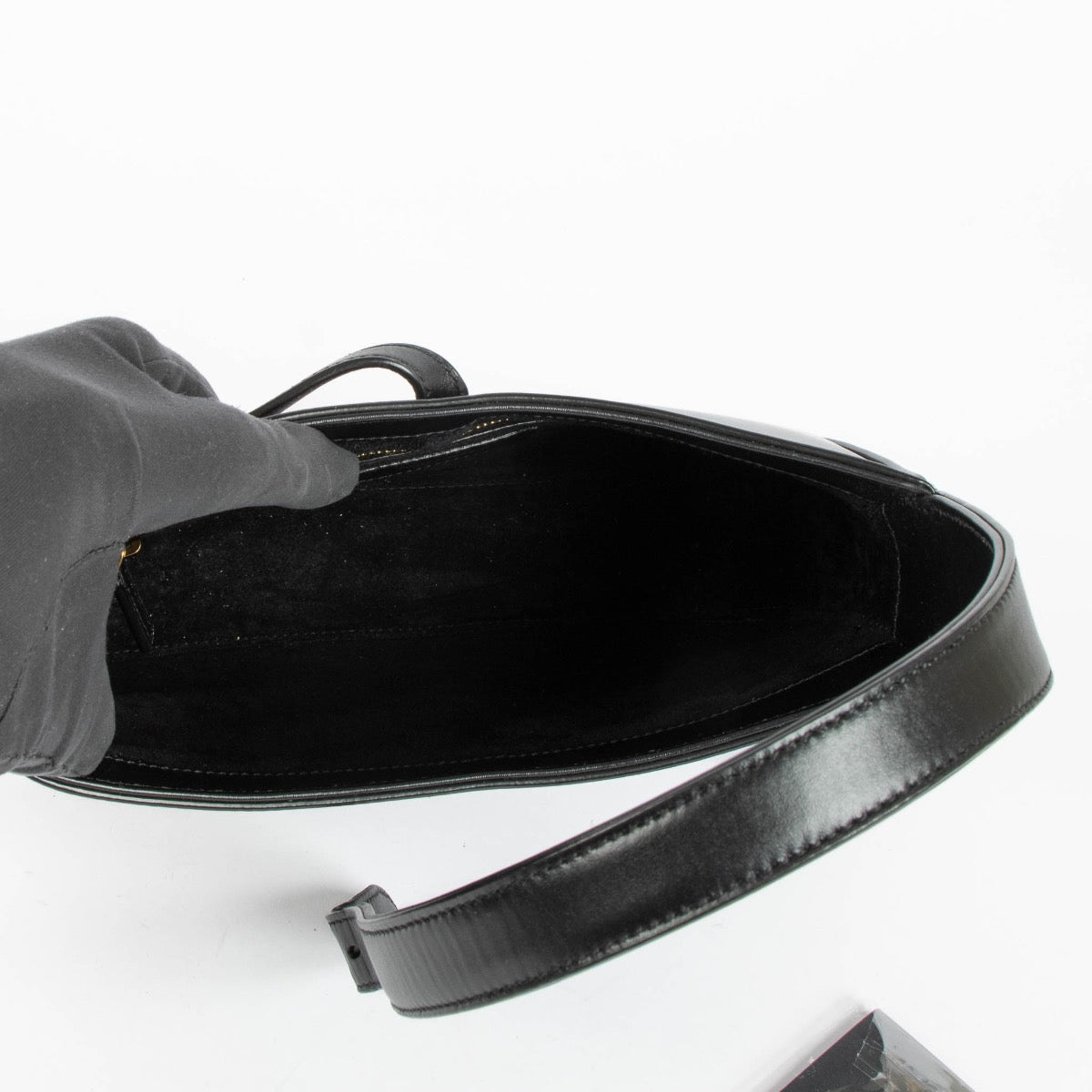 Authentic pre-loved Saint Laurent Black Le 5 à 7 Shoulder Bag on Labellov.com