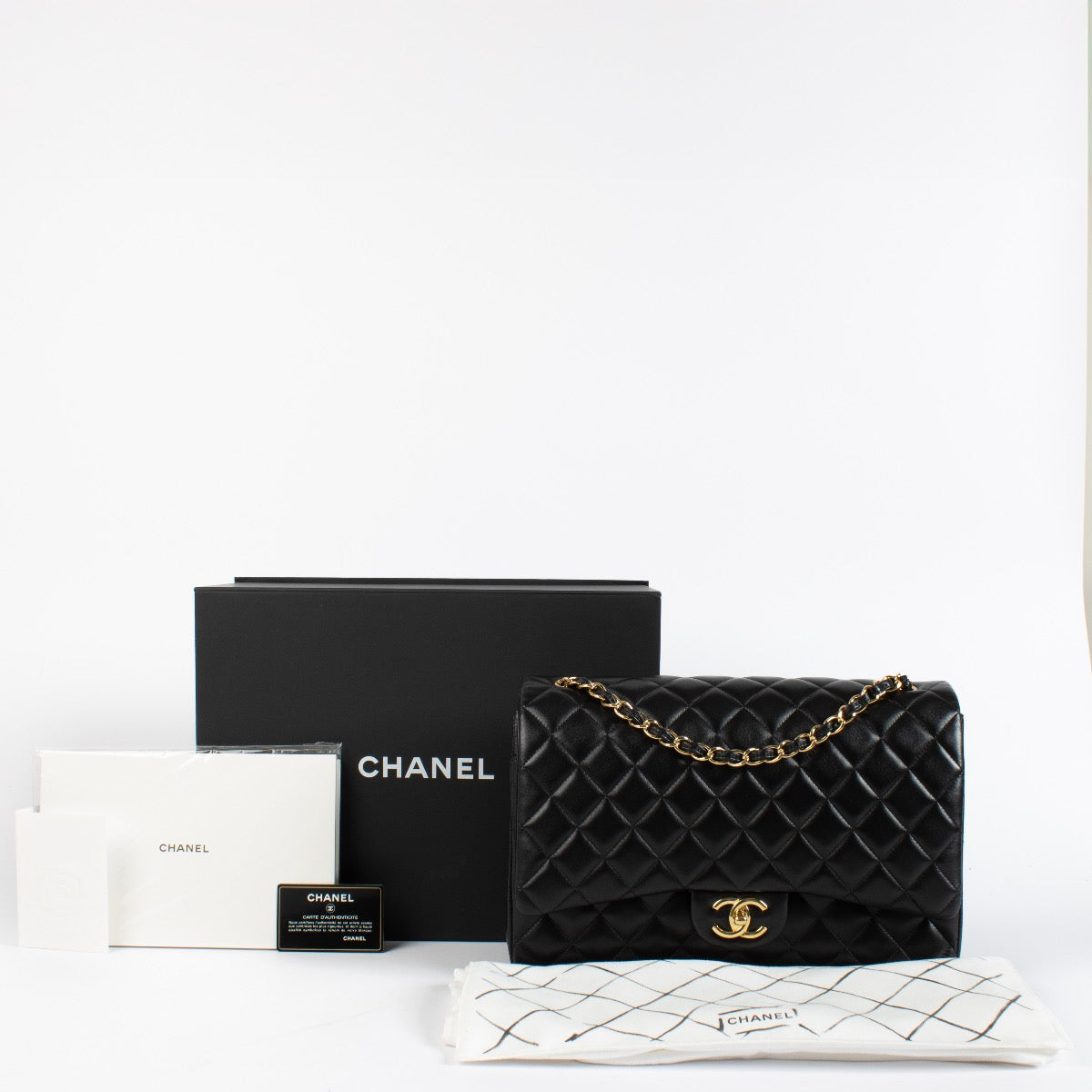 Sac à main Chanel Maxi Classic en agneau noir