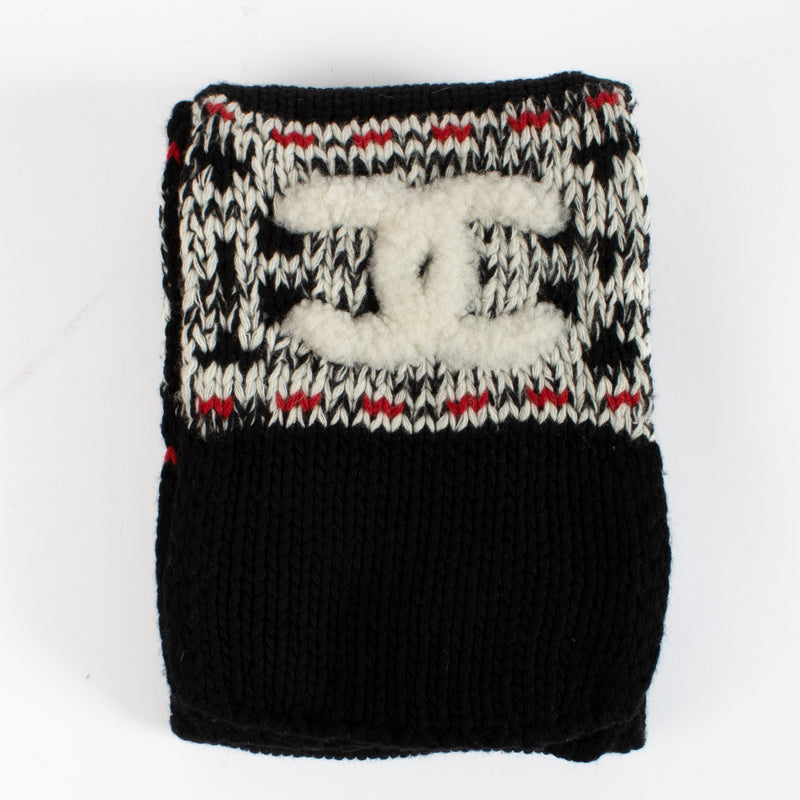 shop 100% authentic second hand Chanel Wool Beanie And Scarf Set on Labellov.com