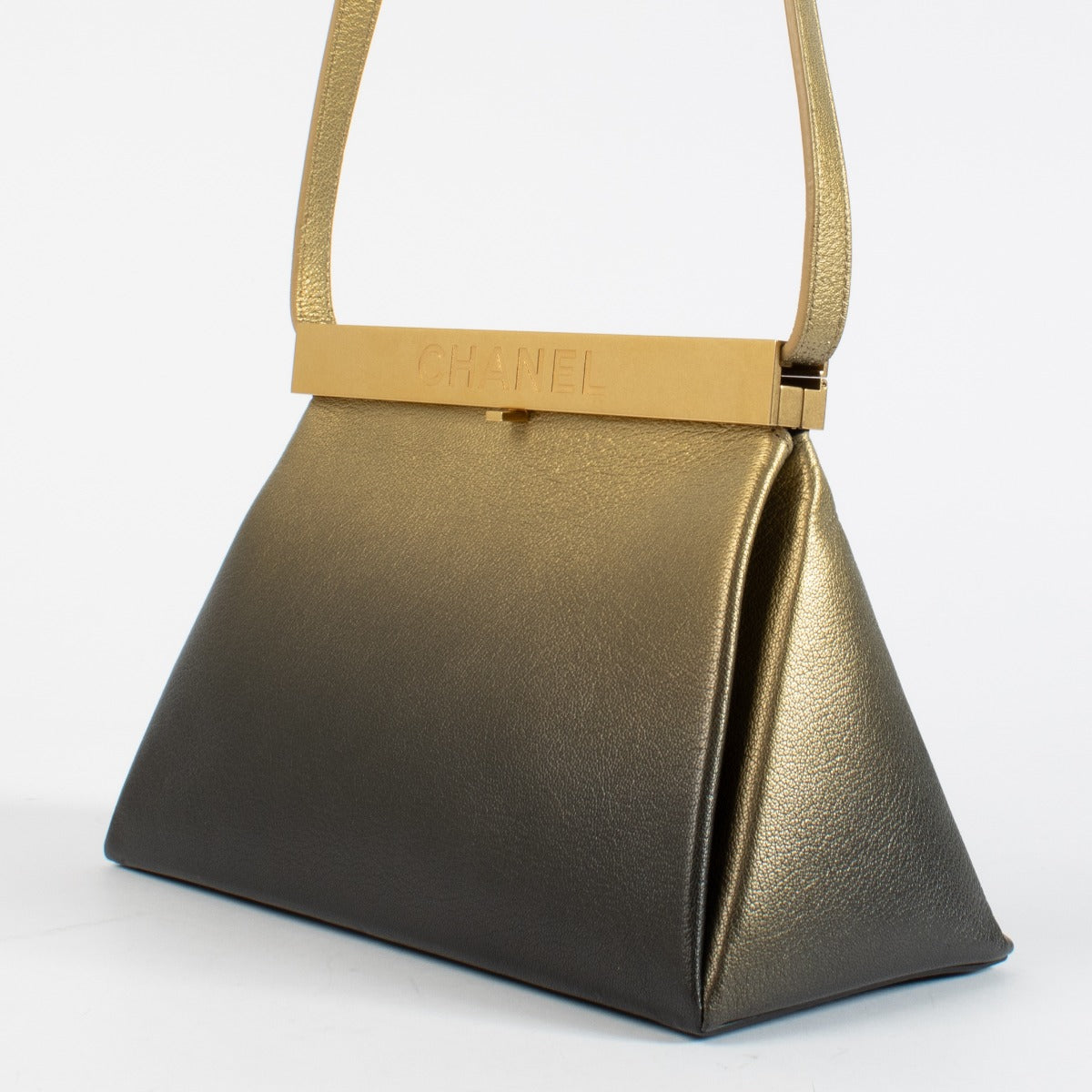 shop 100% authentic second hand Chanel Gold Trapeze Bag on Labellov.com