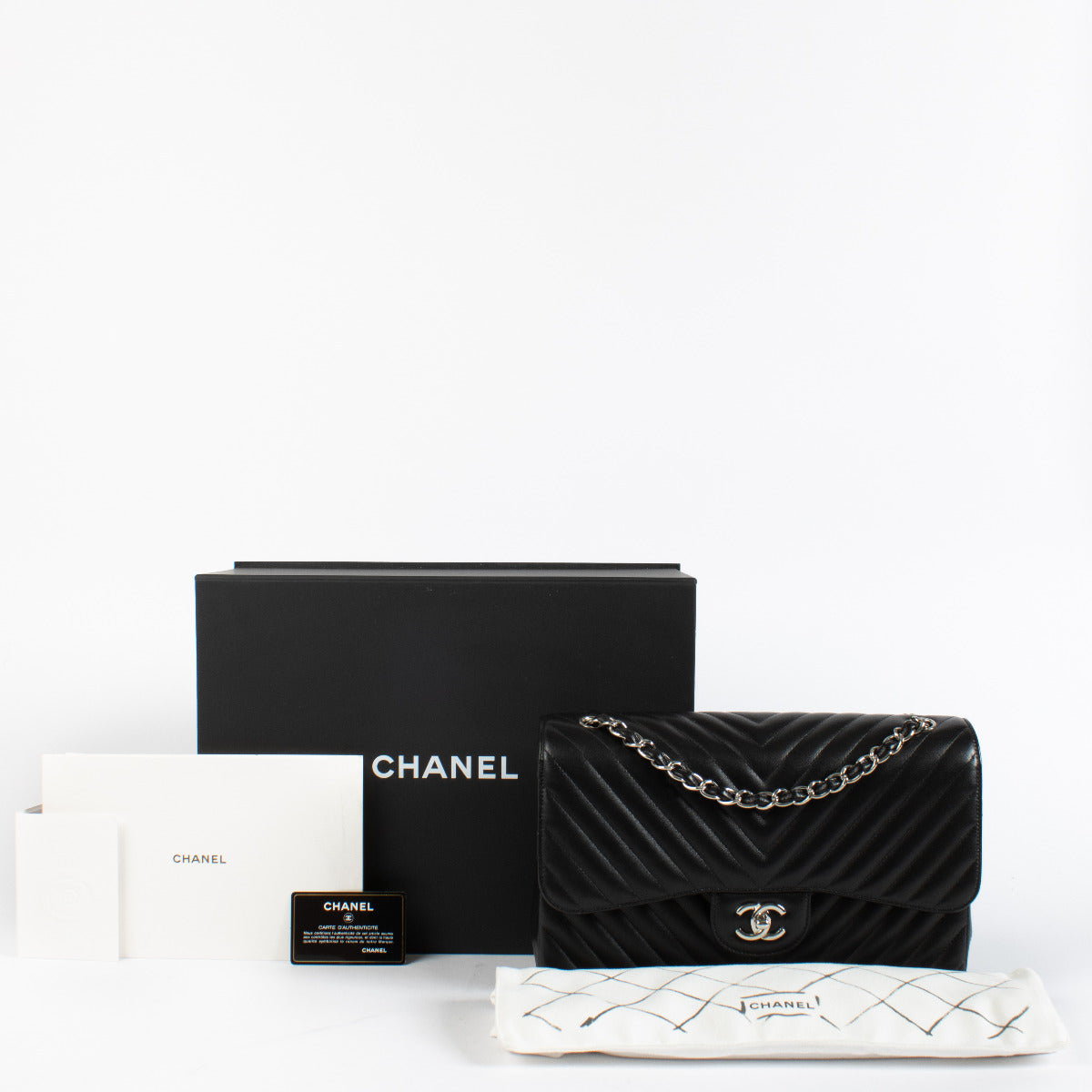 Sac à rabat Chanel Classic Large / Jumbo en agneau noir chevron