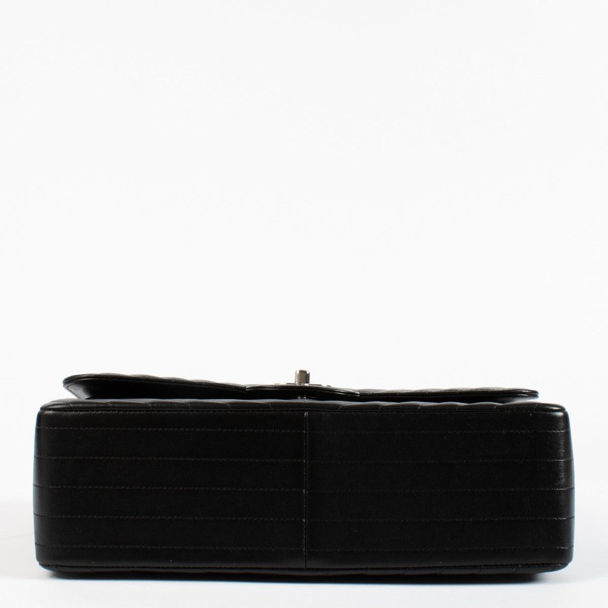 Sac à rabat Chanel Classic Large / Jumbo en agneau noir chevron