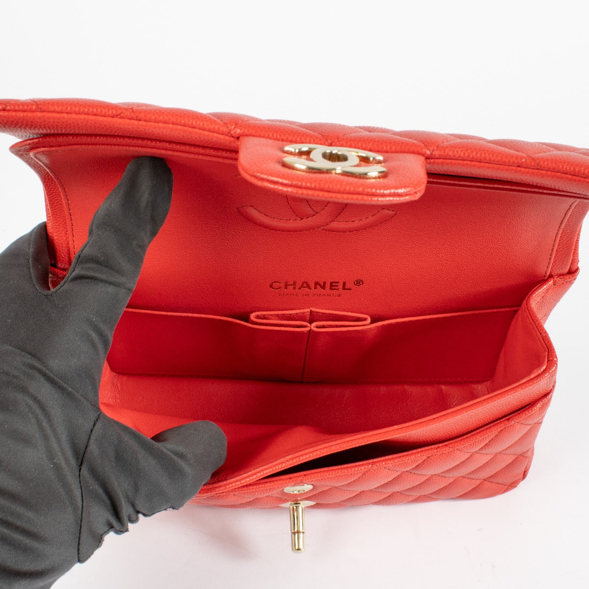 Sac à main Chanel petit modèle classique en caviar rouge