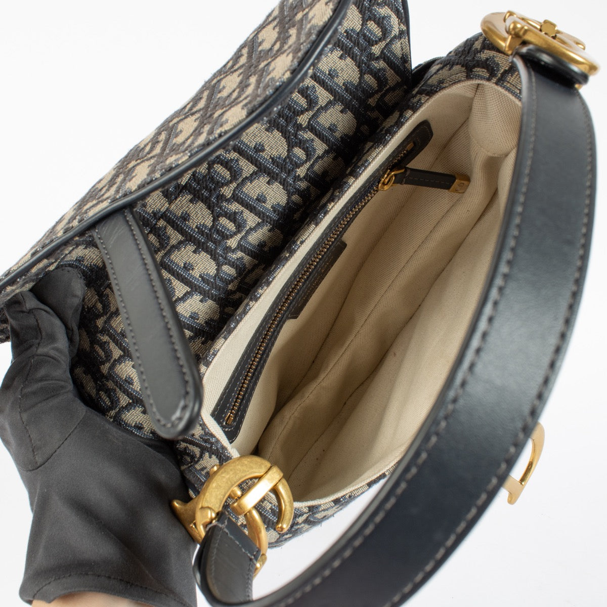 Shop safe online at Labellov in Antwerp, Brussels and Knokke this 100% authentic second hand Christian Dior Blue Oblique Saddle Bag. Veilig online tweedehands authentiek Christian Dior Blue Oblique Saddle handtas kopen bij Labellov.