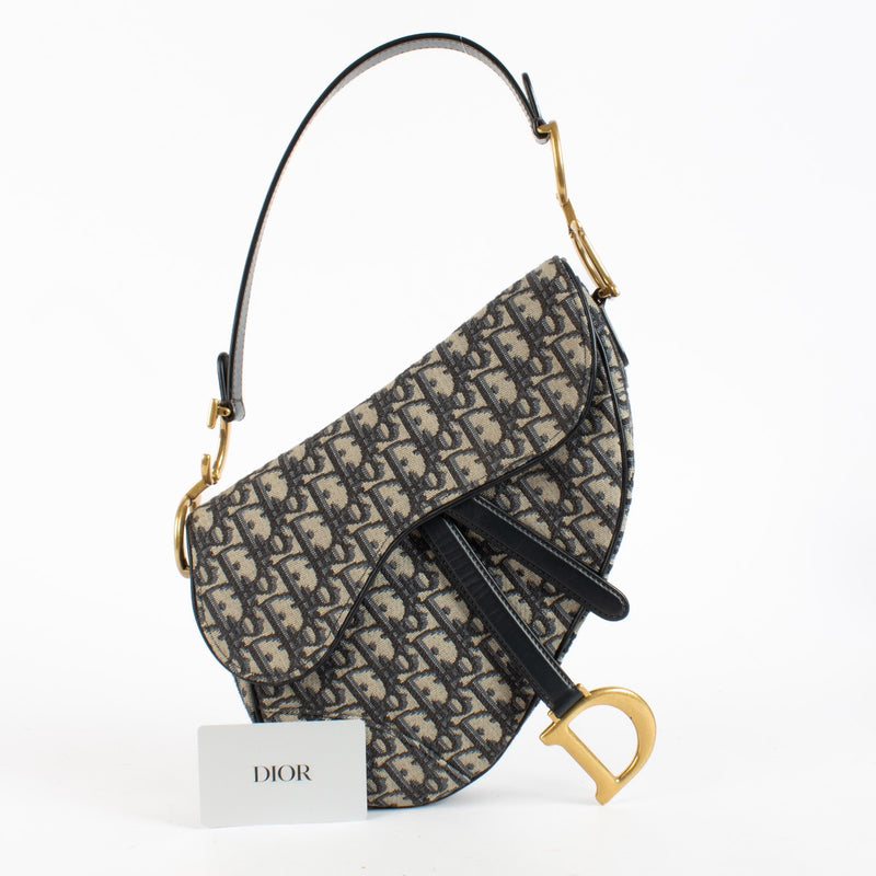 Shop safe online at Labellov in Antwerp, Brussels and Knokke this 100% authentic second hand Christian Dior Blue Oblique Saddle Bag. Veilig online tweedehands authentiek Christian Dior Blue Oblique Saddle handtas kopen bij Labellov.