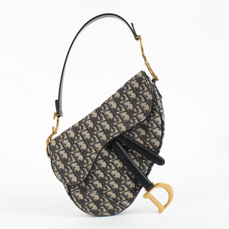Shop safe online at Labellov in Antwerp, Brussels and Knokke this 100% authentic second hand Christian Dior Blue Oblique Saddle Bag. Veilig online tweedehands authentiek Christian Dior Blue Oblique Saddle handtas kopen bij Labellov.
